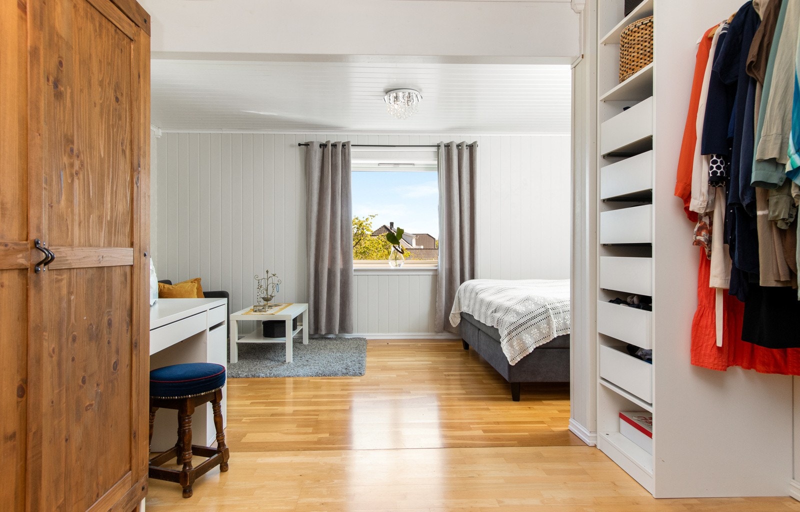 Eneboligen har fire soverom i andre etasje. Galleribilde