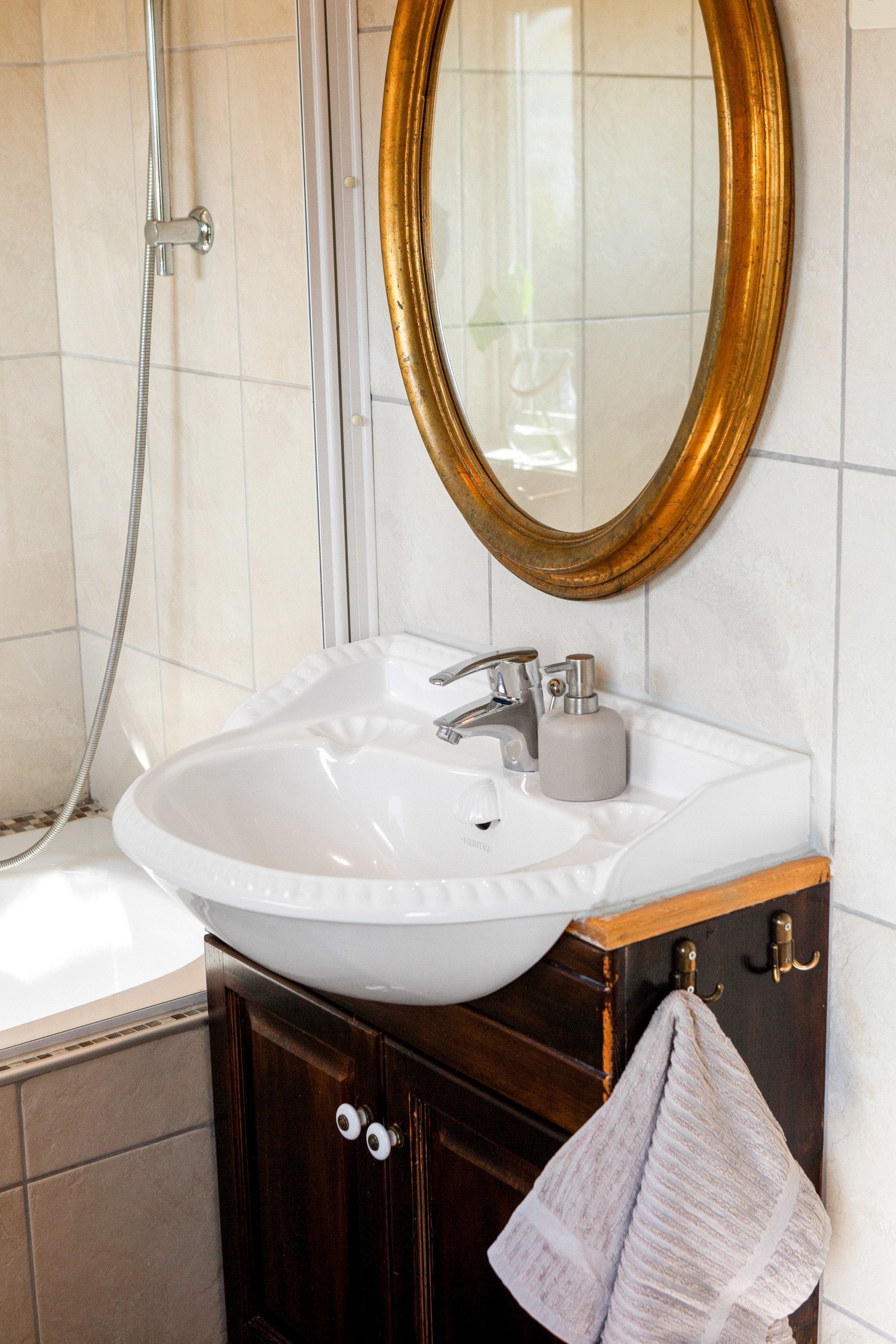 Innredningen består av ett eldre, mørkbeiset kommodemøbel med heldekkende servant. Galleribilde