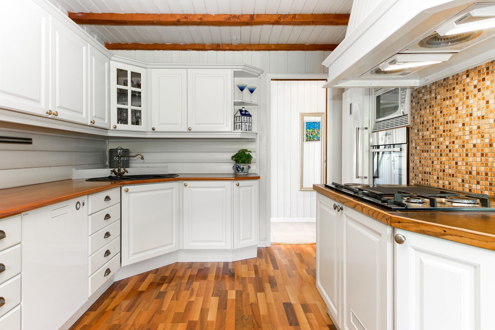 Videre har kjøkkenet integrert stekeovn, elektrisk grill, kjøleskap og innbygd oppvaskmaskin. Galleribilde