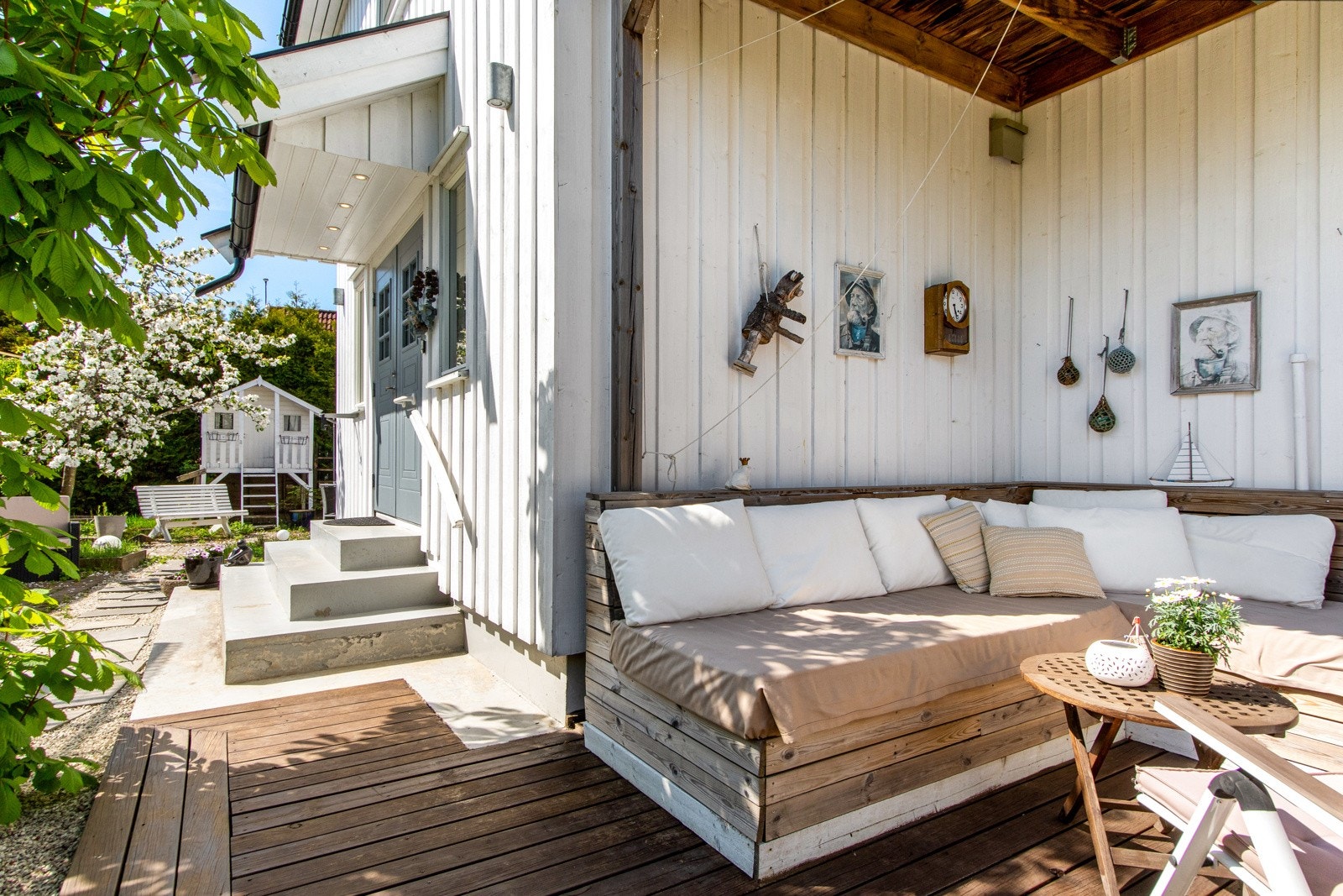 Hagen ligger godt skjermet av hekker og beplantning, og oppleves som en liten oase med flere nydelige uteplasser. Galleribilde