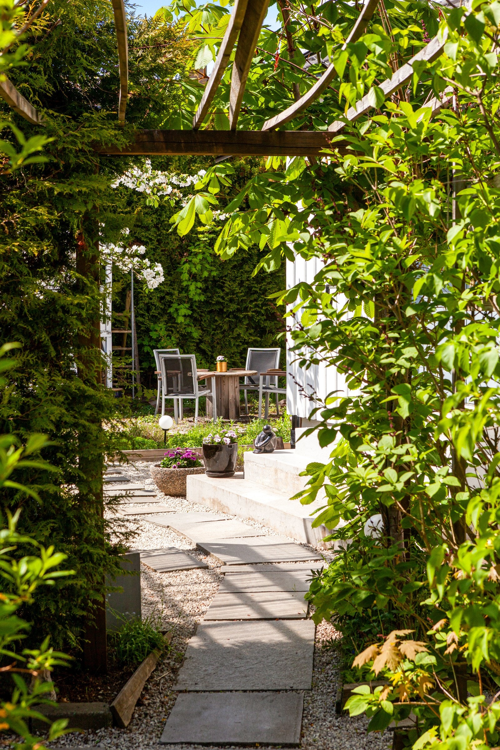 Gårdsplassen i forkant av inngangspartiet er gruslagt og det lagt heller i en gangsti til den steinlagte delen av tomten. Galleribilde