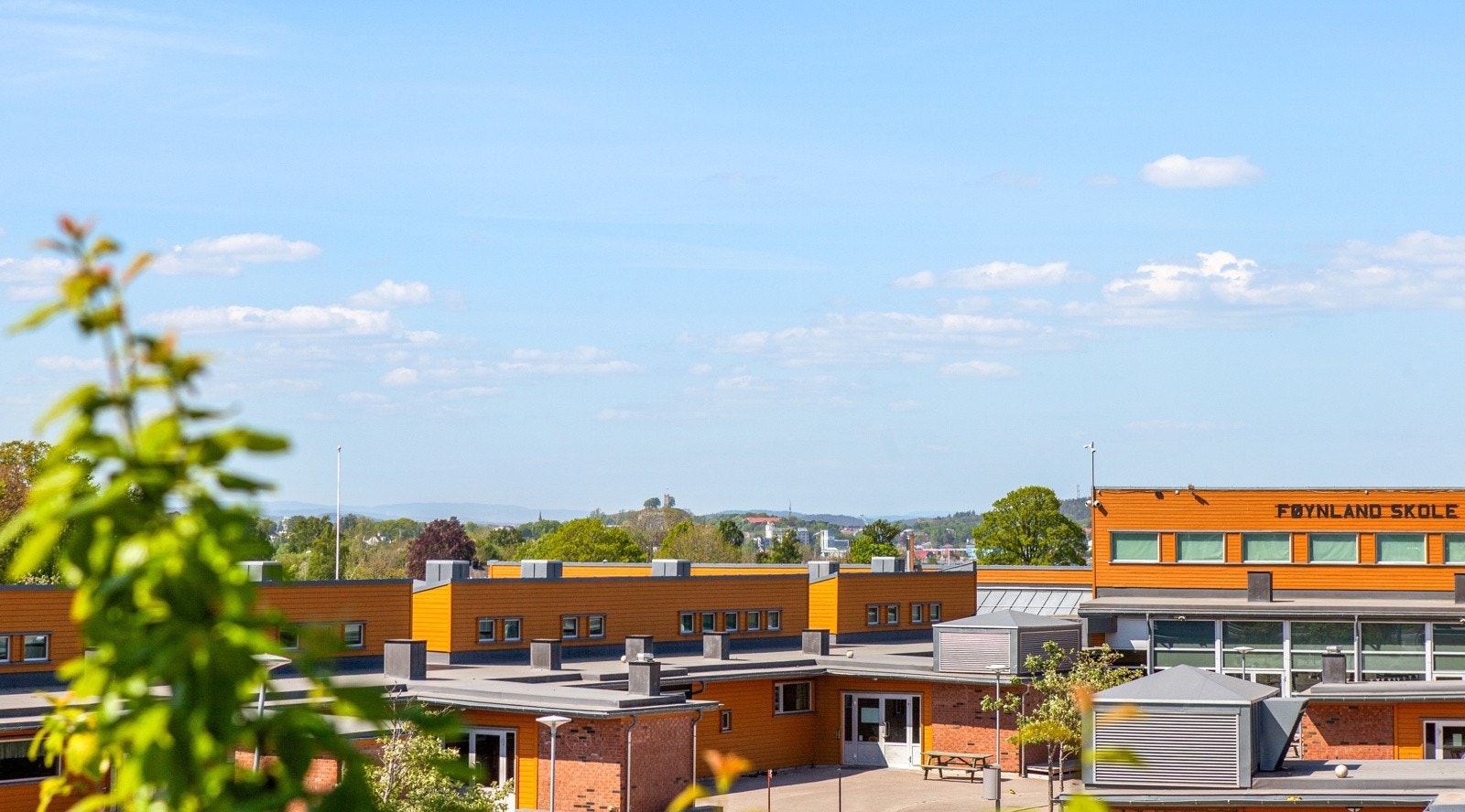 Føynland skole ligger rett over gaten, og ved siden av skolen ligger den ene av Føynlands to barnehager. Galleribilde