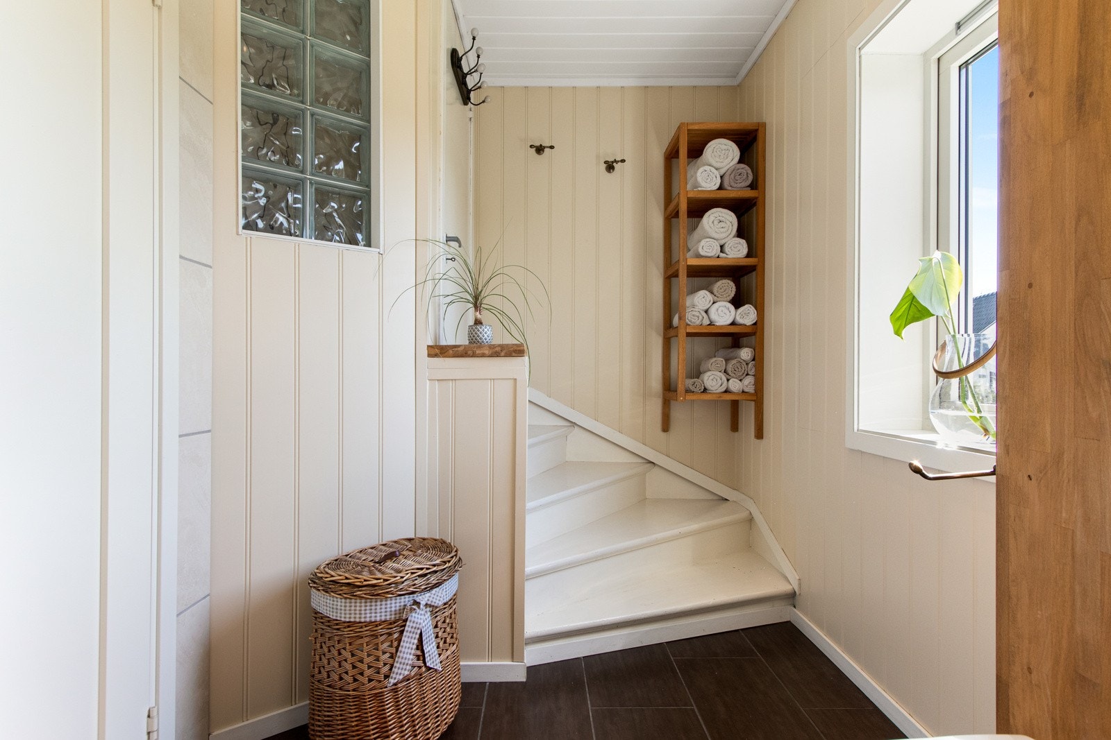 I enden av badet er det hvitmalt trapp opp til et trapperom som leder opp til loft. Galleribilde