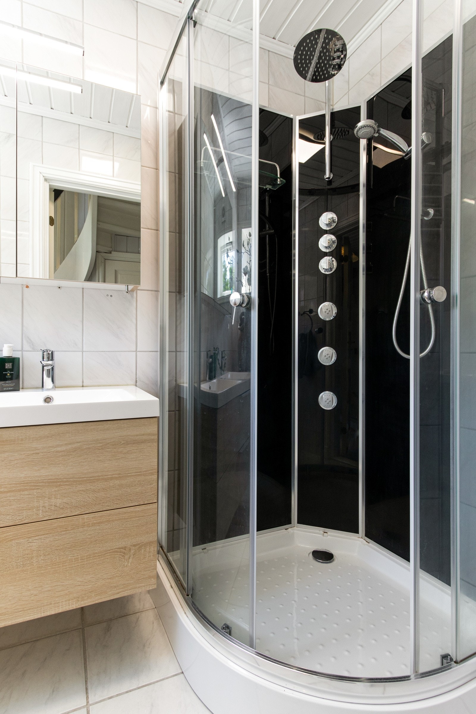 Badet i første etasje har toalett, dusjkabinett med massasjedyser og baderomsinnredning med servant. Det er varme i gulvet. Galleribilde