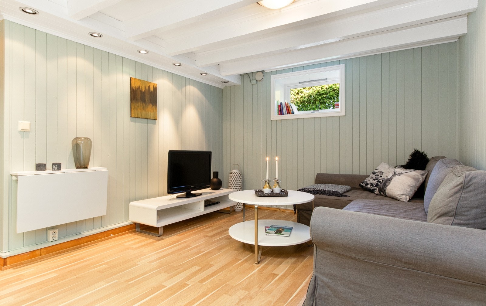 Boligen har i tillegg en lys og trivelig kjellerstue med laminatgulv, malt veggpanel, gulvvarme og downlights. Galleribilde