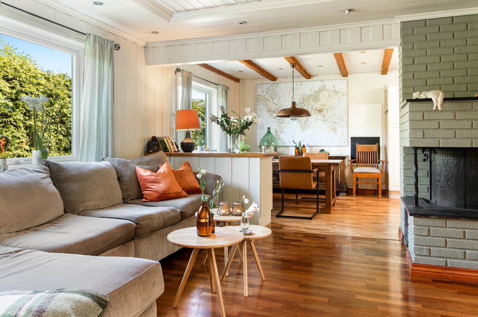 Stuen ved kjøkkenet er utsmykket med stor peis med innsats, noe som sikrer de stemningsfulle kveldene når mørket faller på. Galleribilde