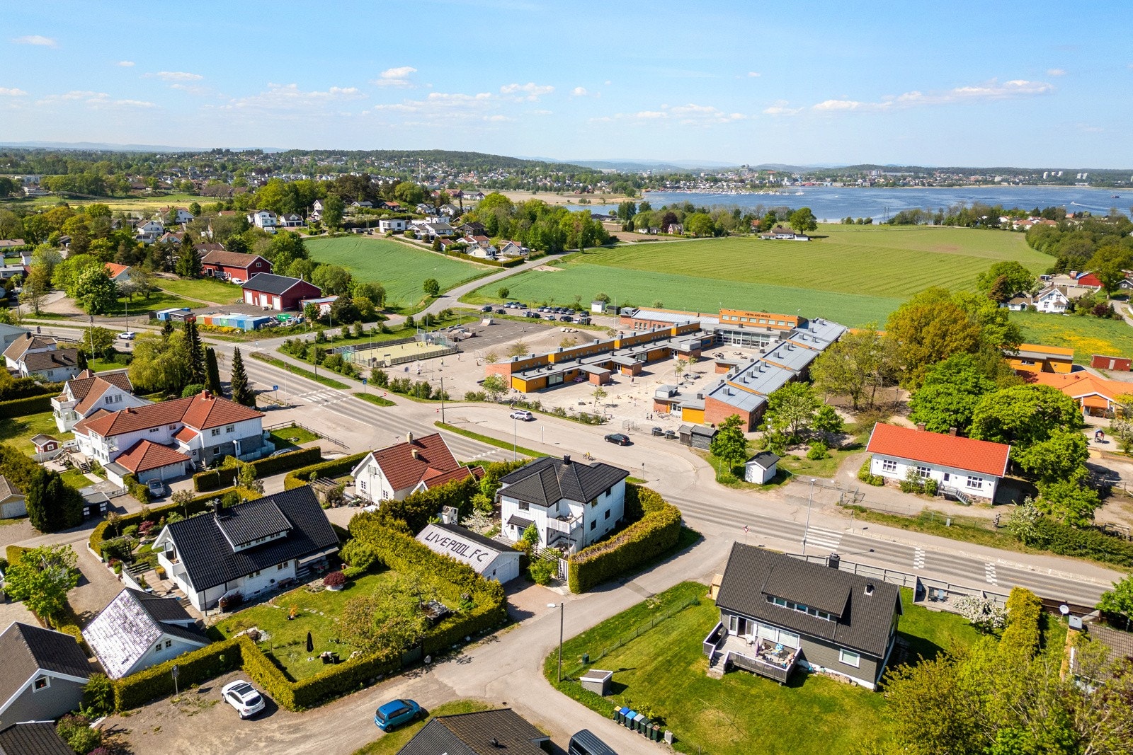 Området er svært populært og har nærhet til skoler, barnehager, offentlig kommunikasjon, samt et rikt utvalg av fasiliteter og servicetilbud. Galleribilde