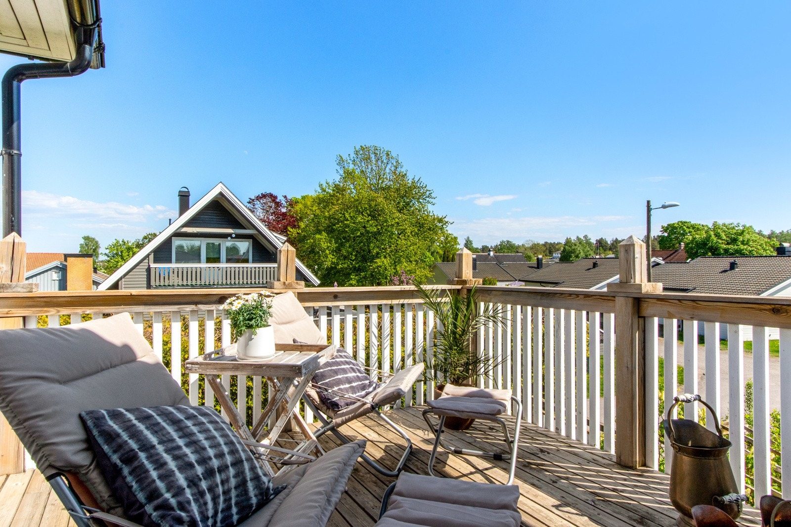Det ene soverommet har utgang til balkong og under denne ligger en skjermet terrasse. Galleribilde