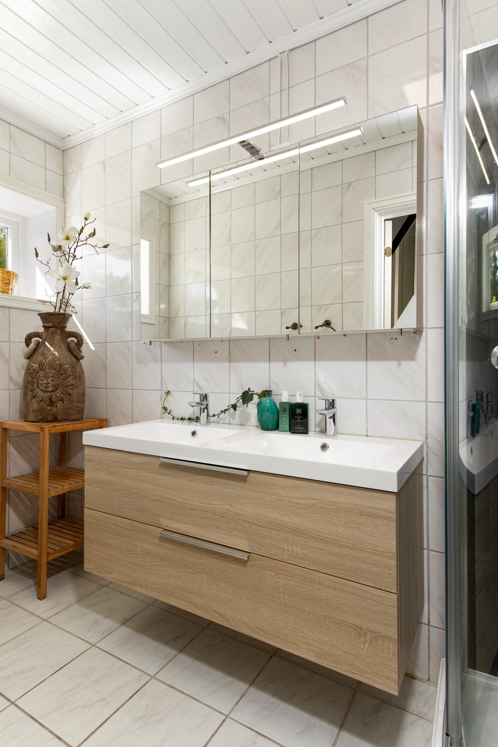 Boligen inneholder to bad, et separat toalettrom og vaskerom i kjelleretasjen med dusjløsning. Galleribilde