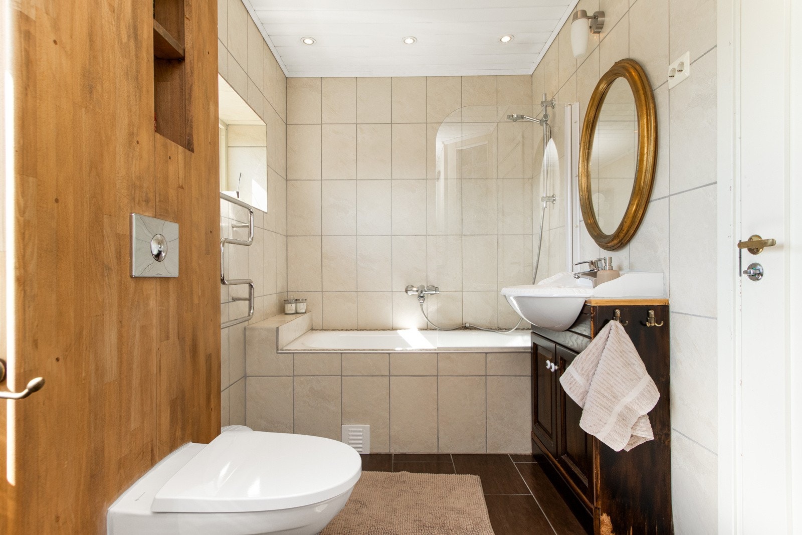 Badet i andre etasje ble oppgradert og utvidet i 2010 og gir et delikat inntrykk med mørke gulvfliser, lyse veggfliser, lysmalt veggpanel, gulvvarme og downlights. Galleribilde