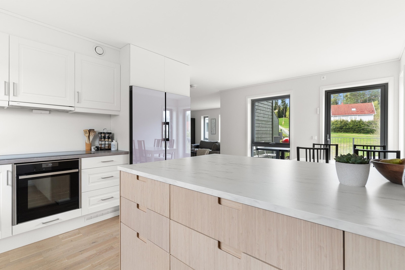 Kjøkkenøyen er av god størrelse som gir ekstra benke- og oppbevaringsplass. Galleribilde