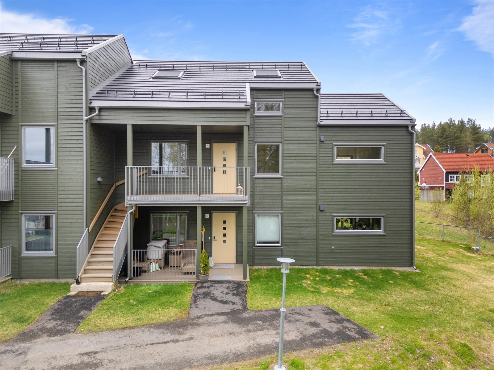 Leiligheten ligger i 2. etasje og går over to plan med god beliggenhet mot fredfulle omgivelser. Galleribilde