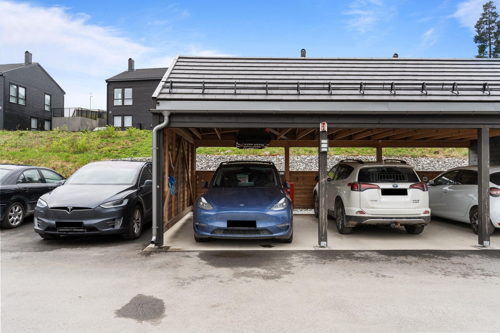 Boligen disponerer en biloppstillingsplass i carport. Galleribilde