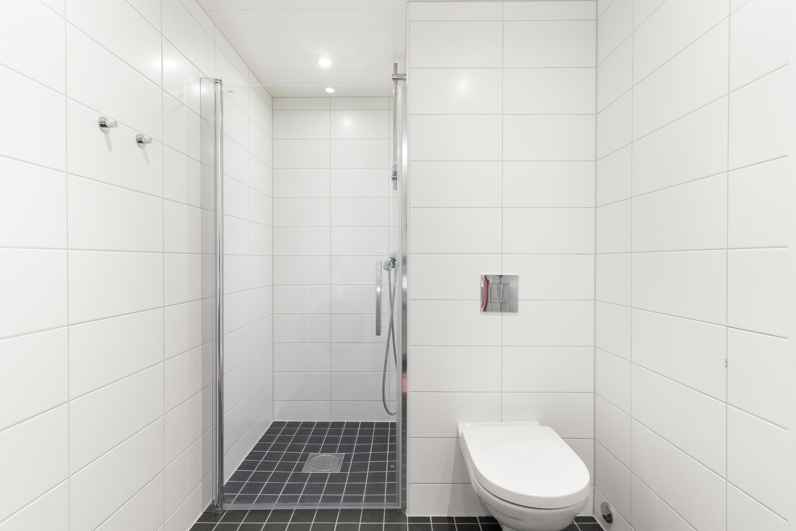 Badet er videre innredet med dusj, vegghengt toalett og elektriske varmekabler. Galleribilde