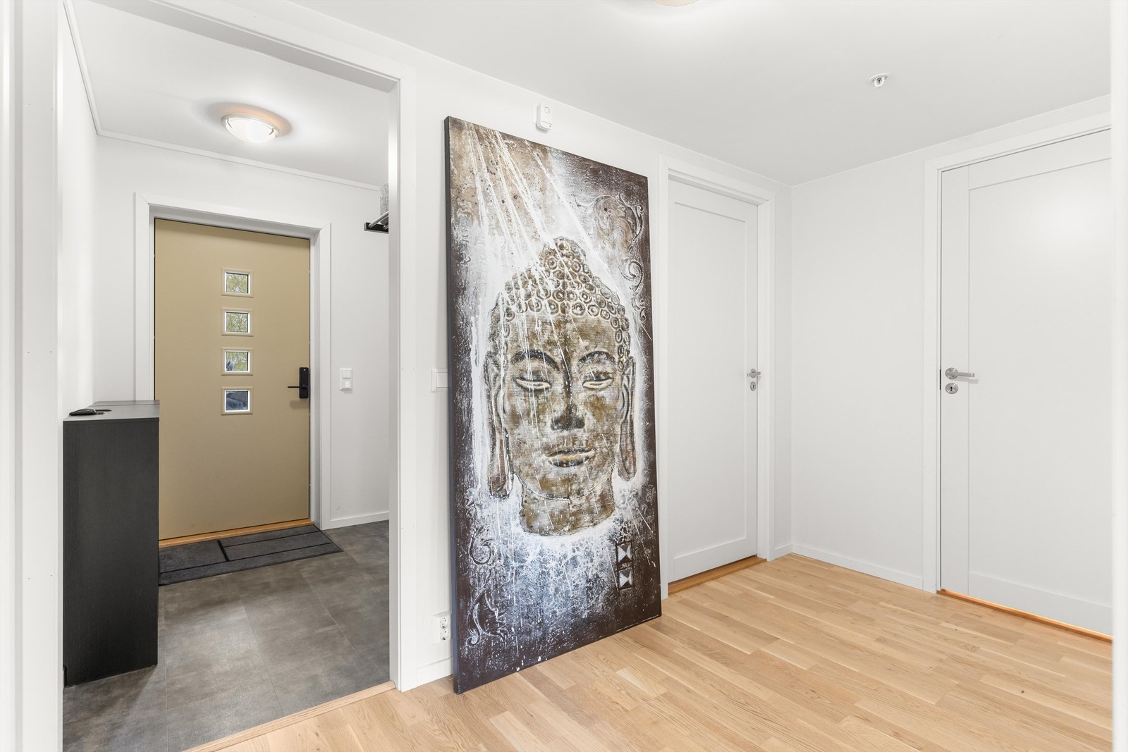 Lys entré med gulvvarme som gir boligen et godt førsteinntrykk. Galleribilde