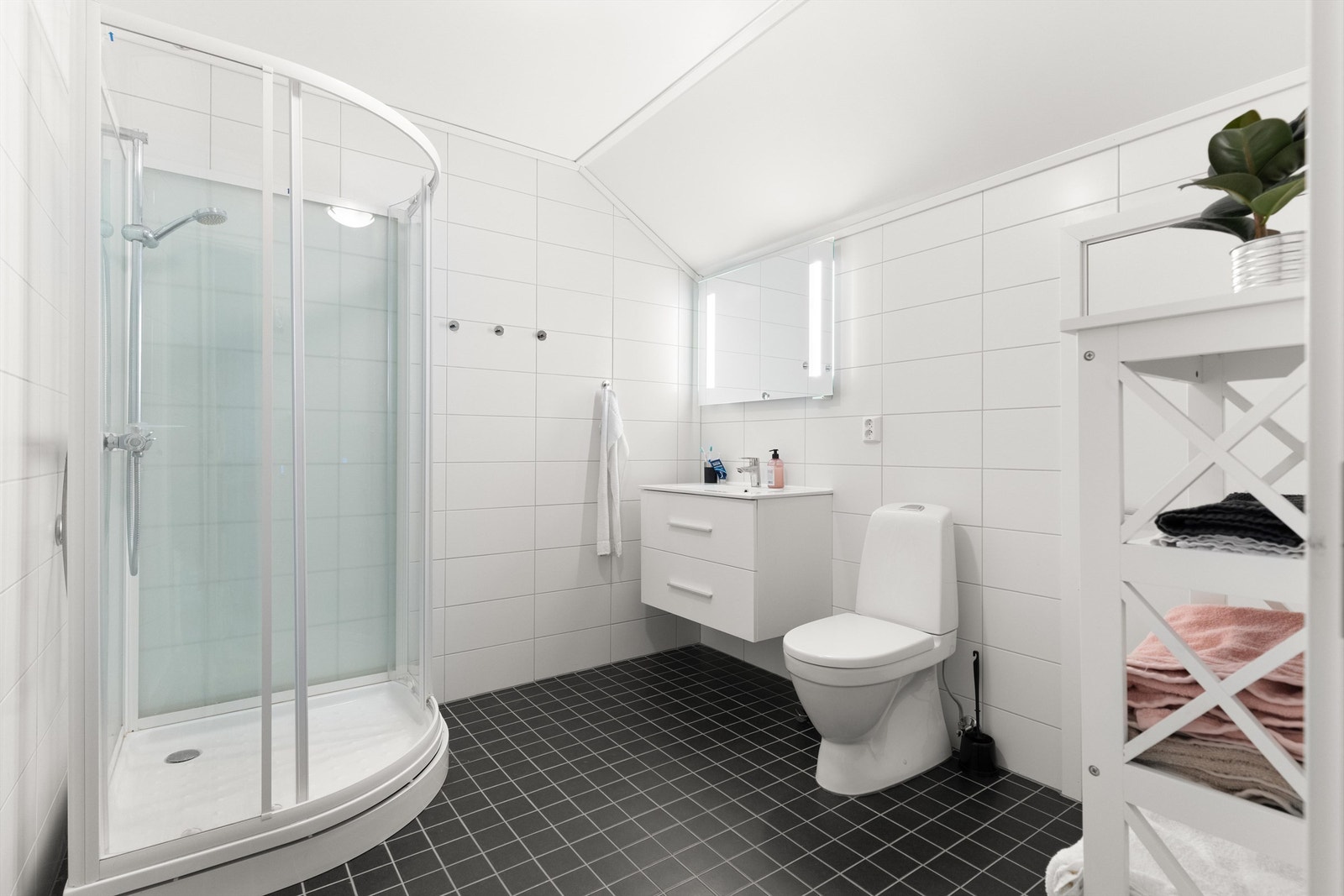 Bad - 2. etasje av god størrelse utstyrt med dusjkabinett, servant med underskap og speil, toalett og elektriske varmekabler. Galleribilde