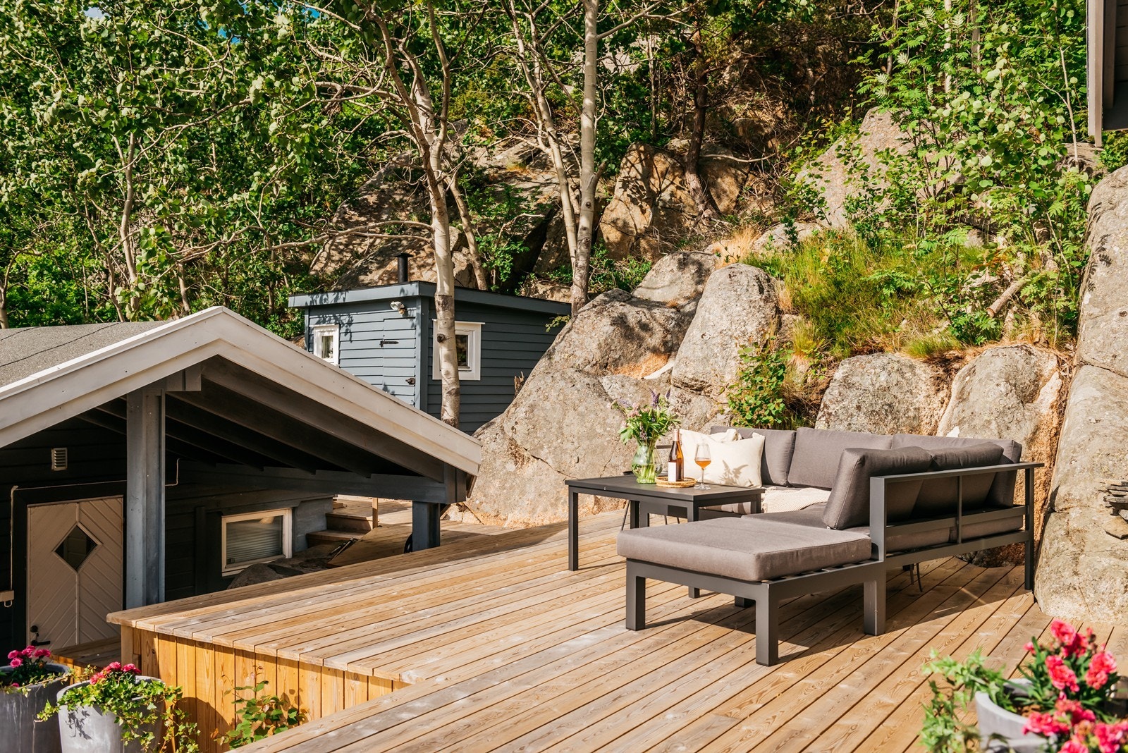 Bak skimtes den gamle utedoen. Galleribilde