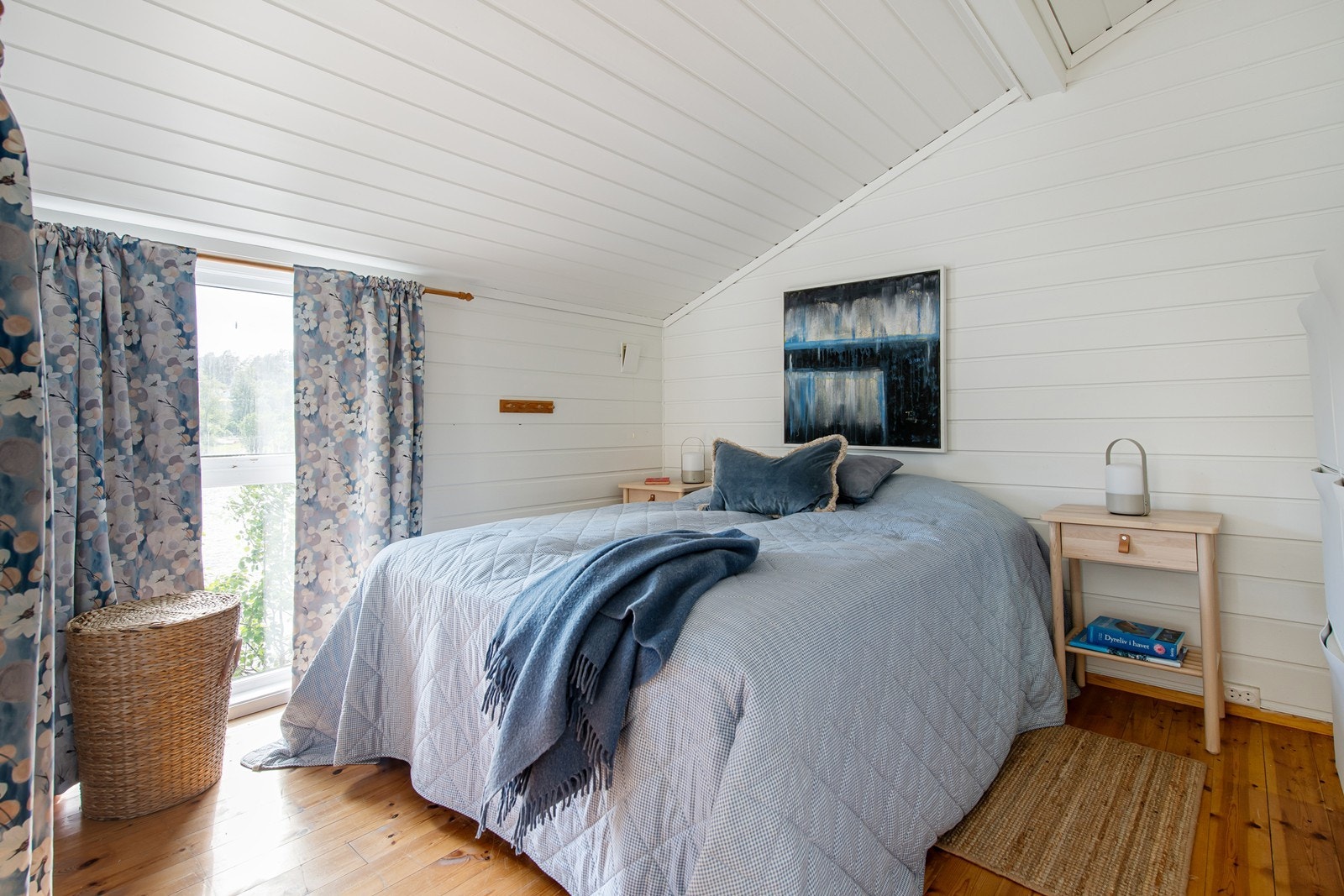 Hovedsoverom med utsikt mot vika Galleribilde