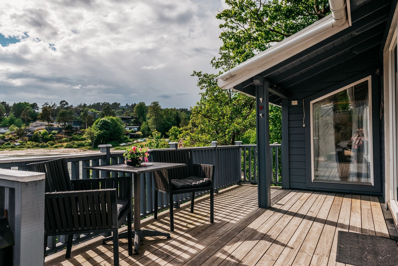 Delvis overbygget terrasse er kjekt å ha for en norsk sommer Galleribilde