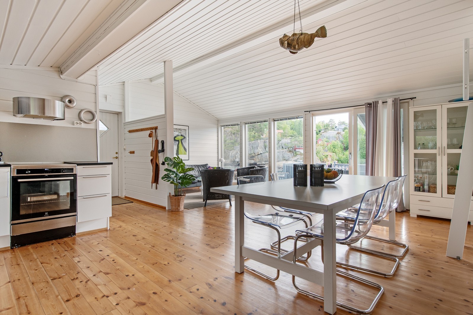 Langt langbord og stor sofa med danseplass mellom. Trenger du noe mer? Galleribilde