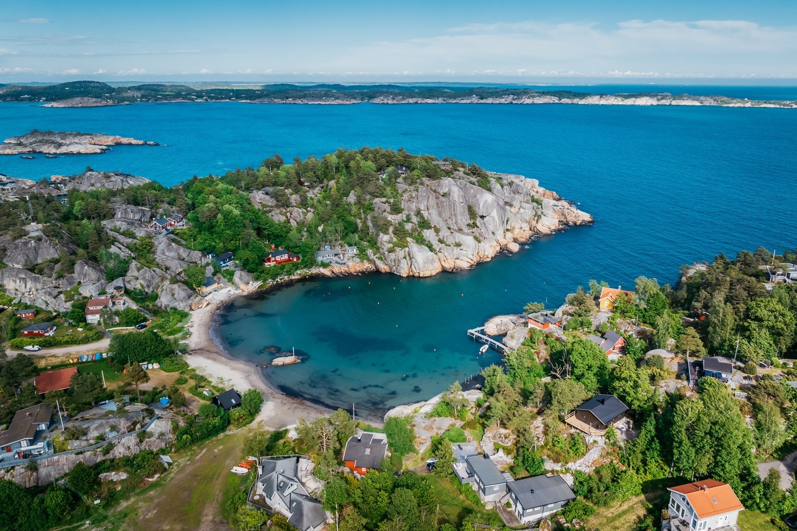 Flust av holmer, bukter og skjær på utsiden av vika. Viksfjord og Stavern til styrbord. Sandefjord og Tønsberg mot babord Galleribilde