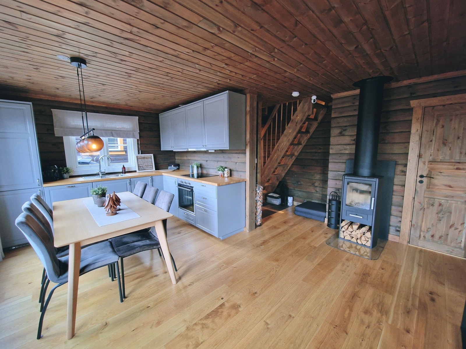 Sosial og åpen stue-/kjøkkenløsning. Galleribilde