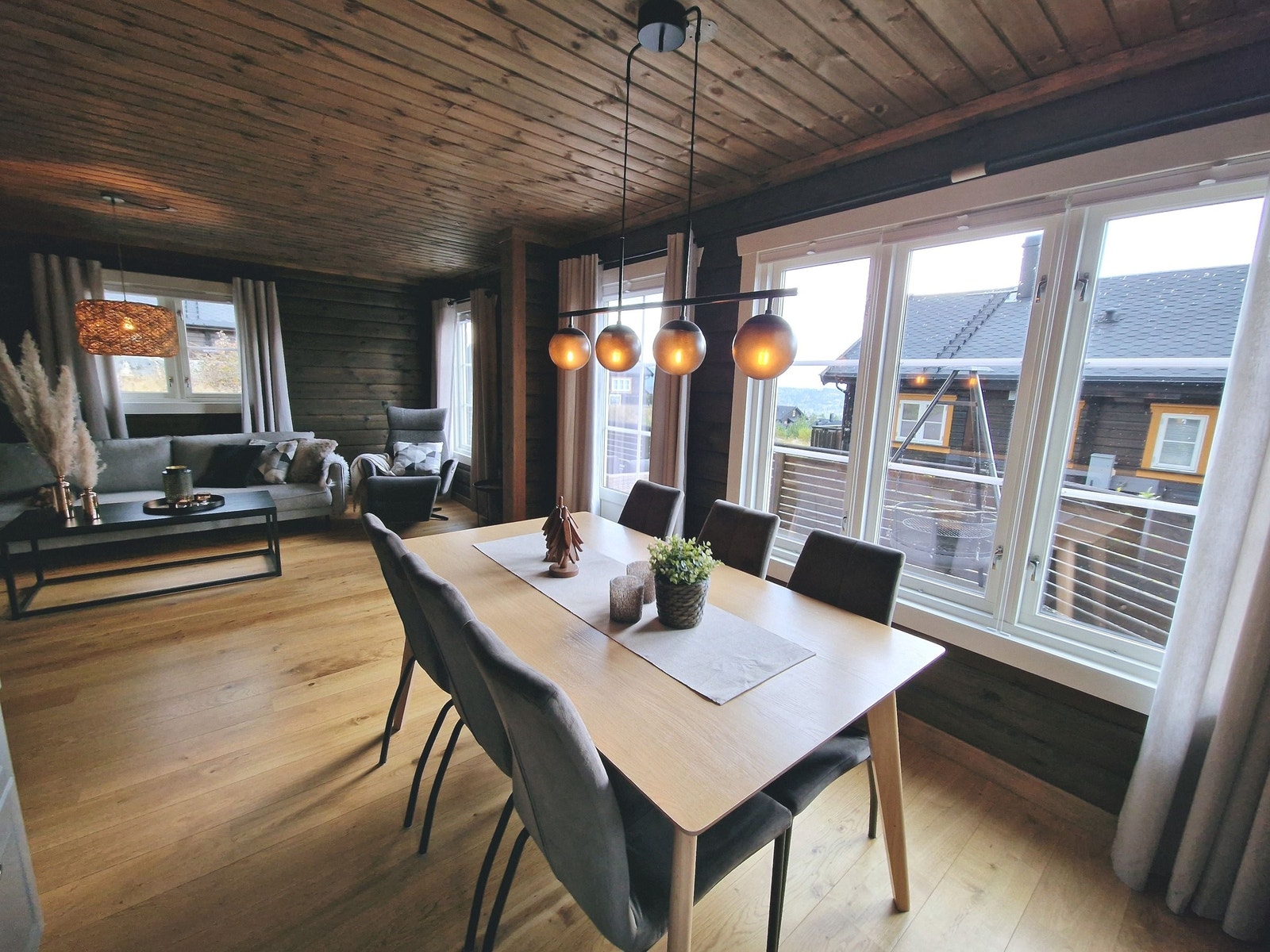 Spisestuen skaper et naturlig skille mellom stue og kjøkken. Galleribilde