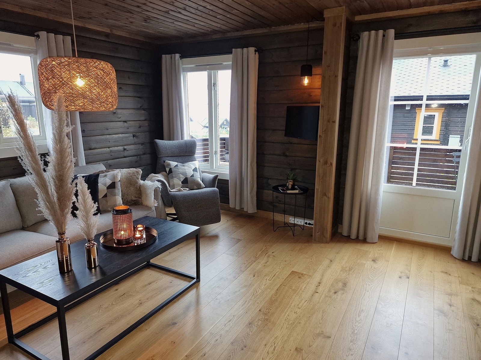 Praktisk vegghengt tv-skjerm medfølger. Galleribilde