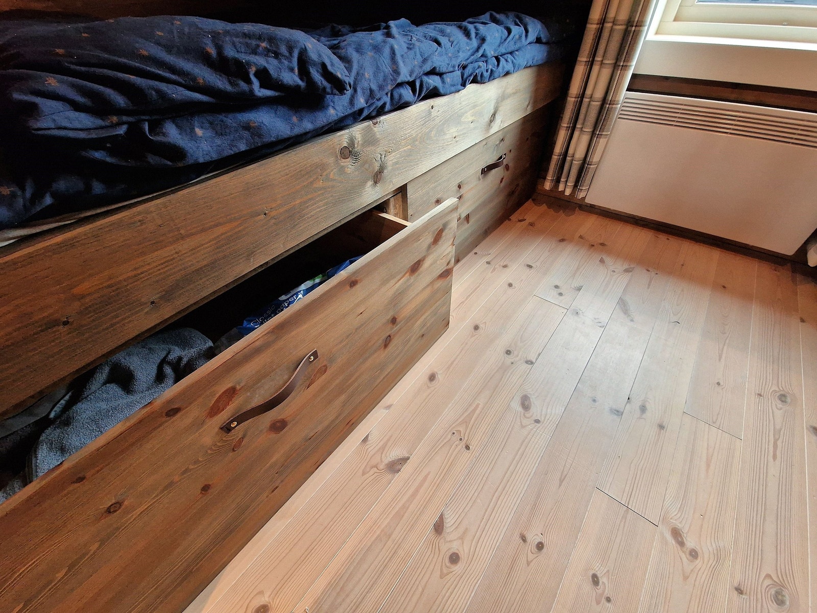 Sengene har romslige og praktiske skuffer for ekstra oppbevaring. Galleribilde