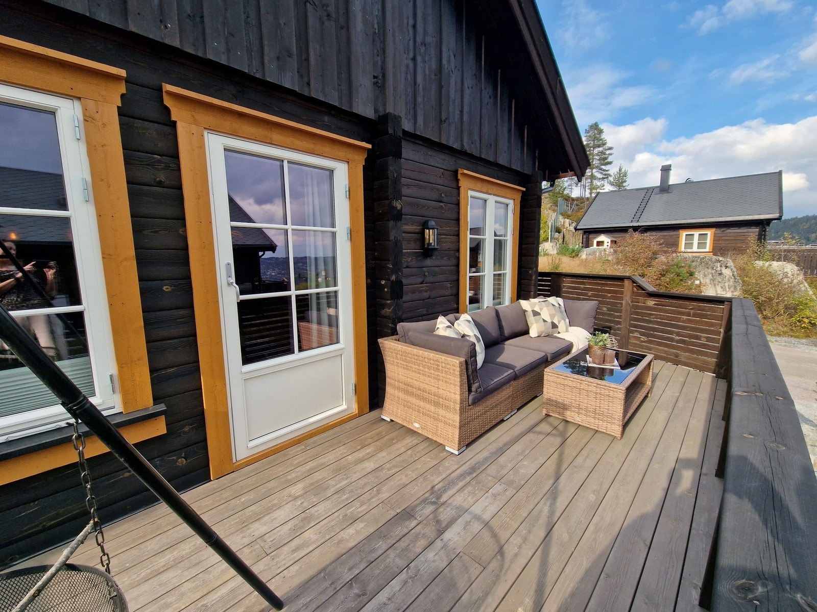 Romslig terrasse med god plass til sittegruppe. Galleribilde