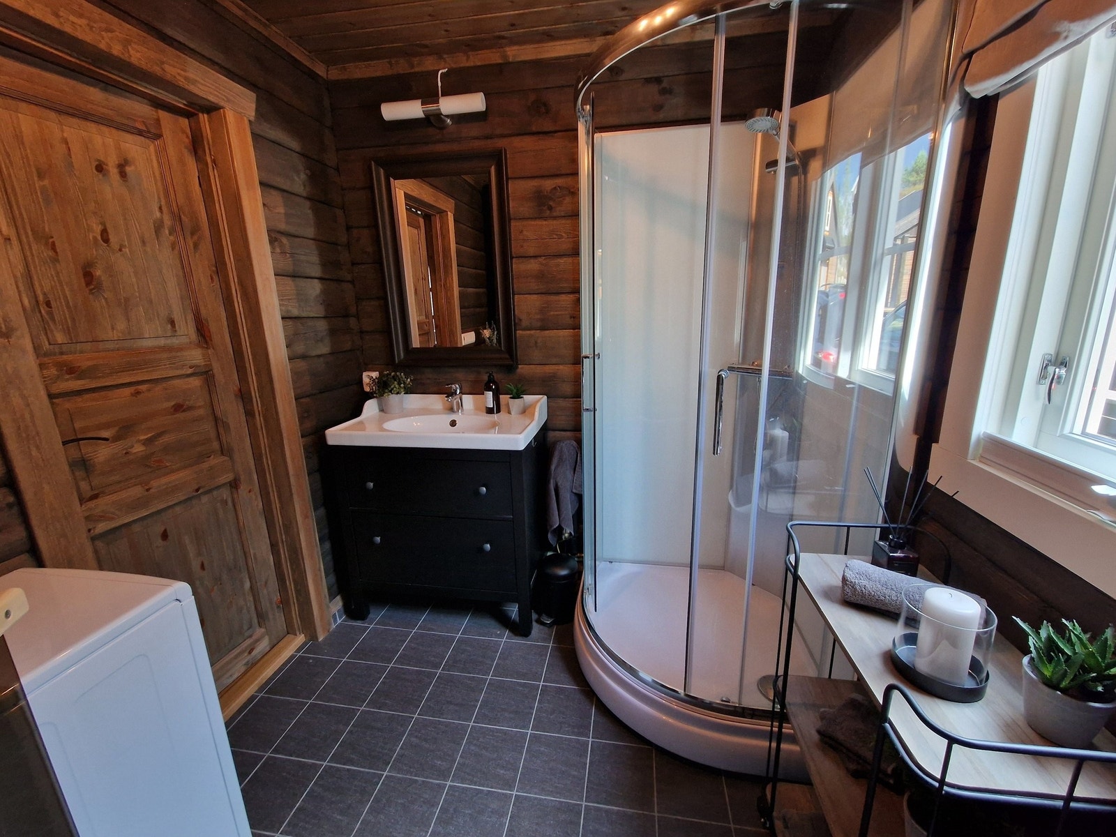 Romslig dusjkabinett og opplegg for vaskemaskin. Vaskemaskin medfølger. Galleribilde