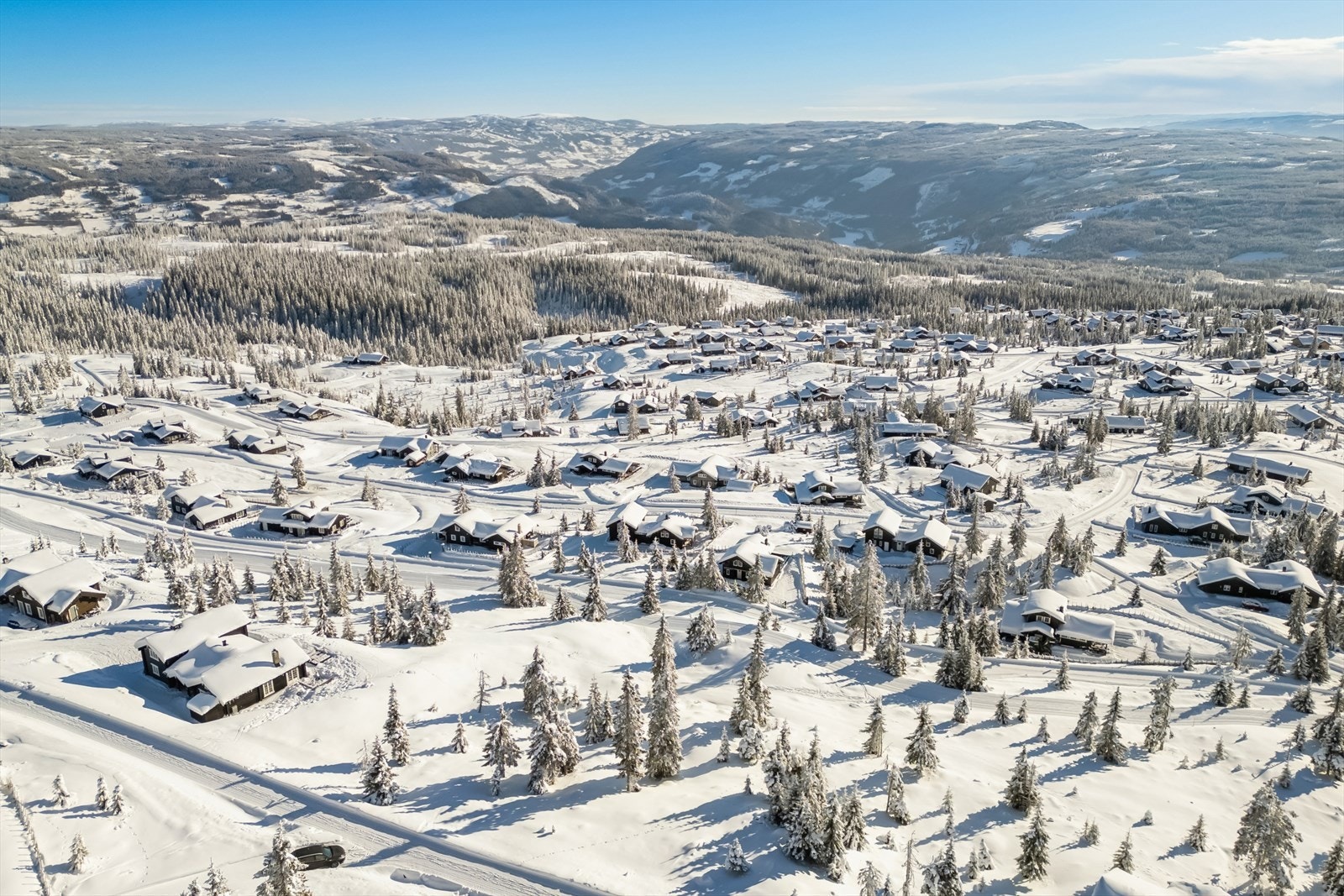 Tomten ligger i et naturskjønt og nyetablert hytteområde i Skybergsgutua på Musdalsæter, mellom Hafjell, Kvitfjell og Skeikampen, i Øyer kommune. Galleribilde