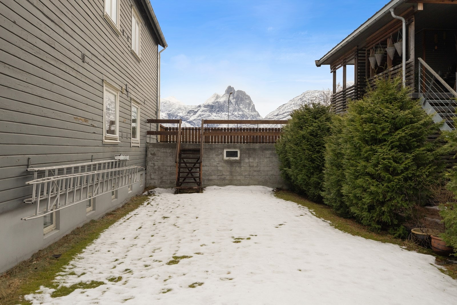 Sameiet byr på felles plenlagt hage og terrasse. Området byr på flotte omgivelser med nærhet til turstier, strandpromenaden og ikoniske fjellturer. Galleribilde