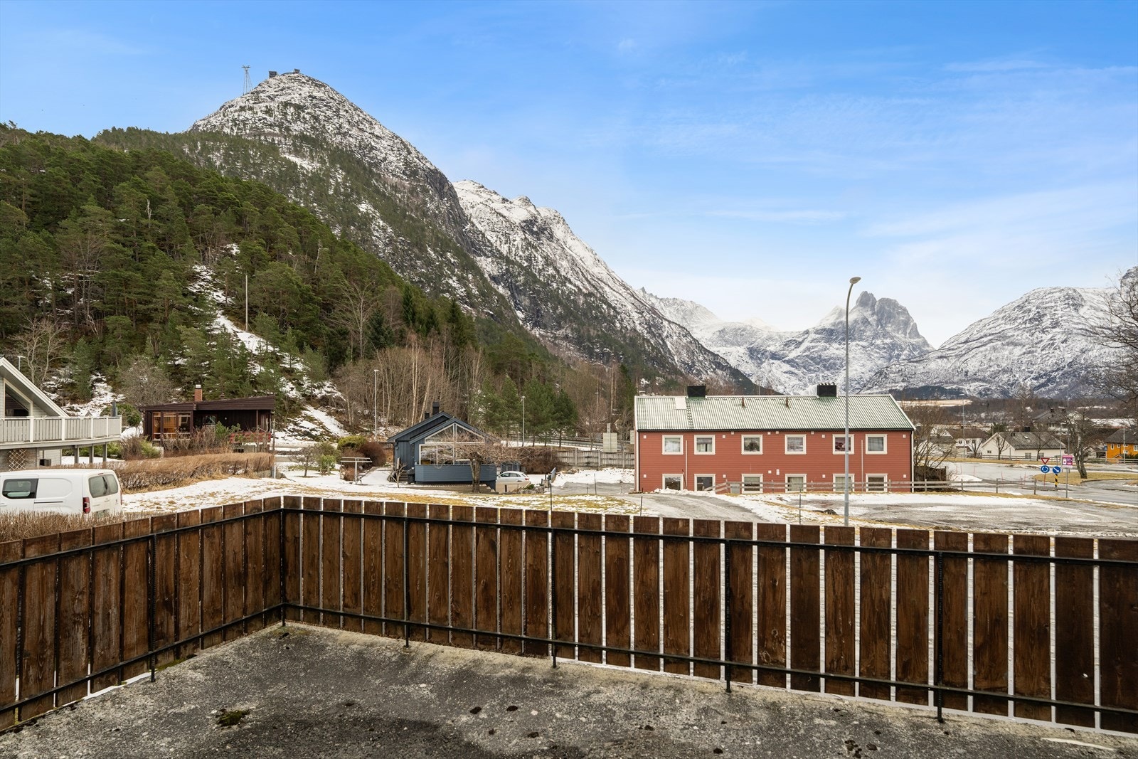 Sentrumsnær beliggenhet med kort vei til butikker, kollektivtransport og servicetilbud. Galleribilde