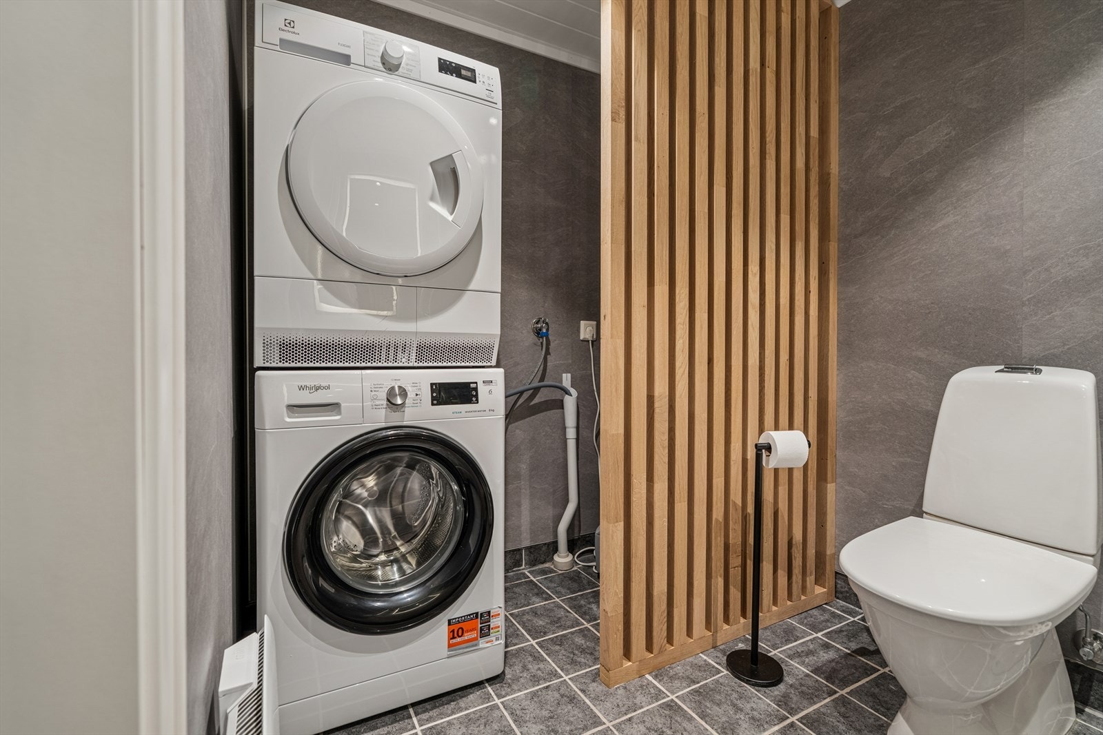 Badet har dusjnisje, vaskesøyle og god oppbevaring - både praktisk og lekkert. Galleribilde