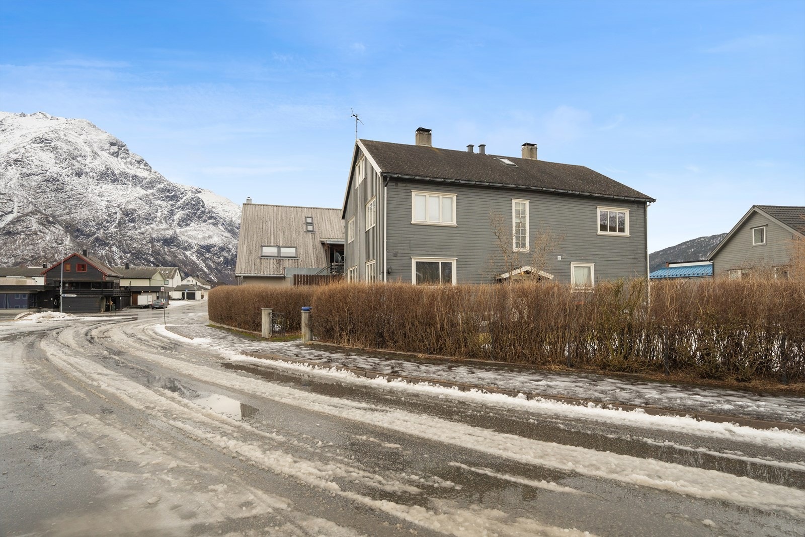 Et raust nærområde med fjell og fjord som rammer inn hverdagen i Åndalsnes. Galleribilde