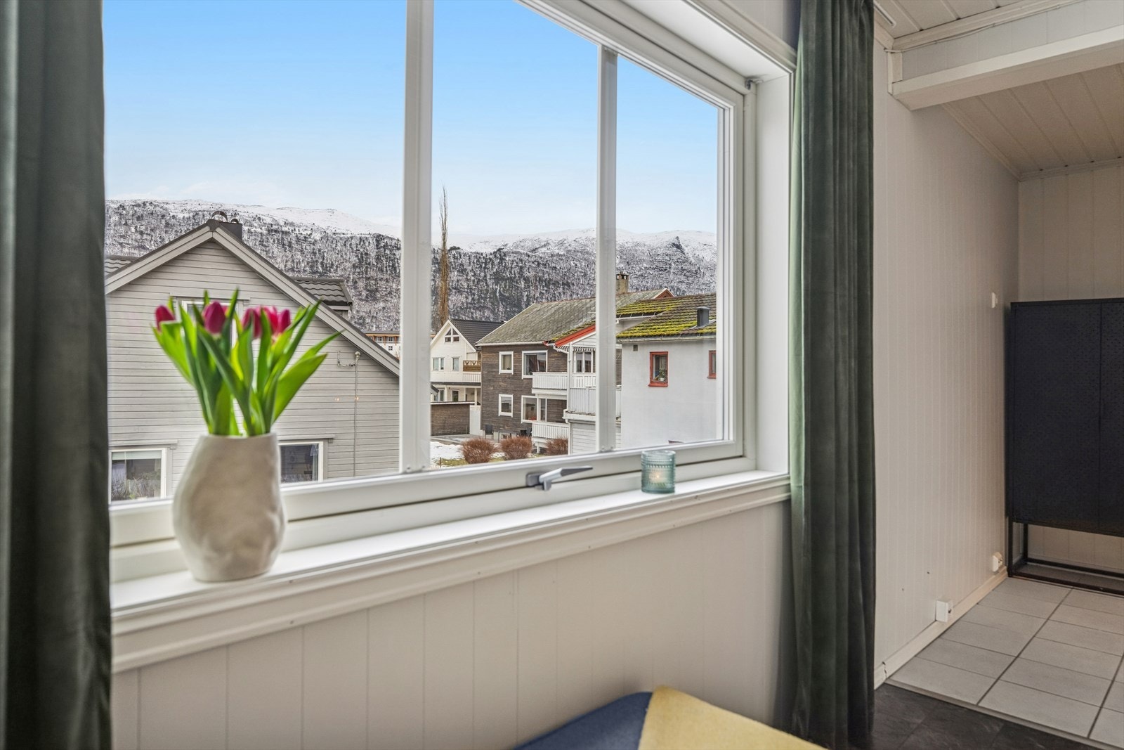 Store vinduer som rammer inn vakker fjellutsikt og gir behagelig lysinnslipp. Galleribilde