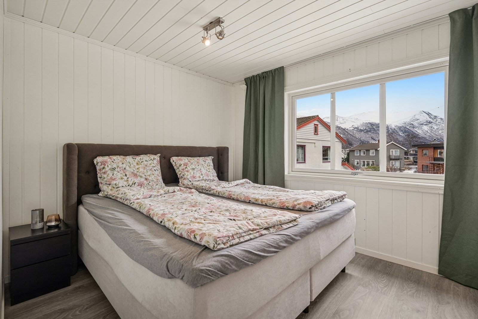 Lyst soverom med ny laminat og god plass til dobbeltseng. Galleribilde