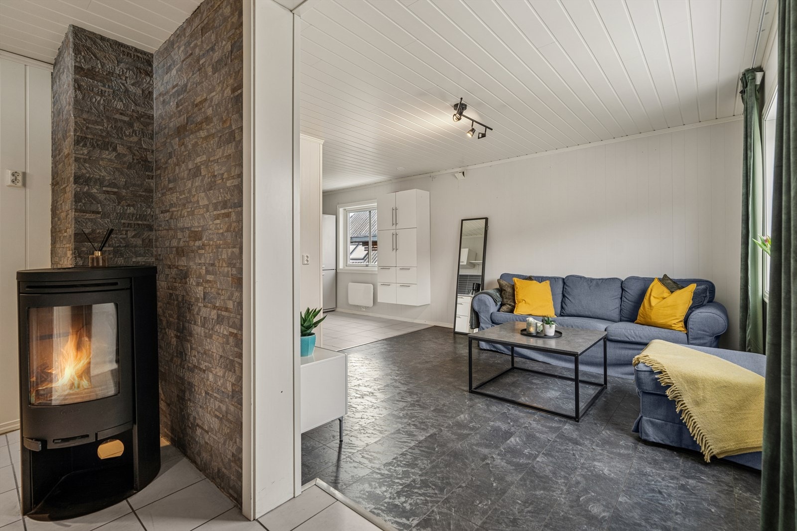 Peis i stuen skaper en lun atmosfære på kjølige kvelder. Galleribilde