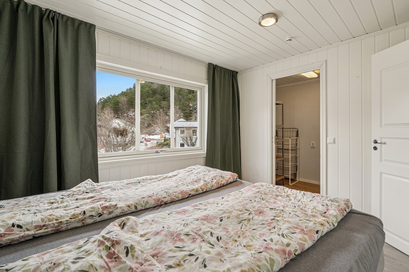 Walk-in-tilknytning gjør hverdagen praktisk og organisert. Galleribilde