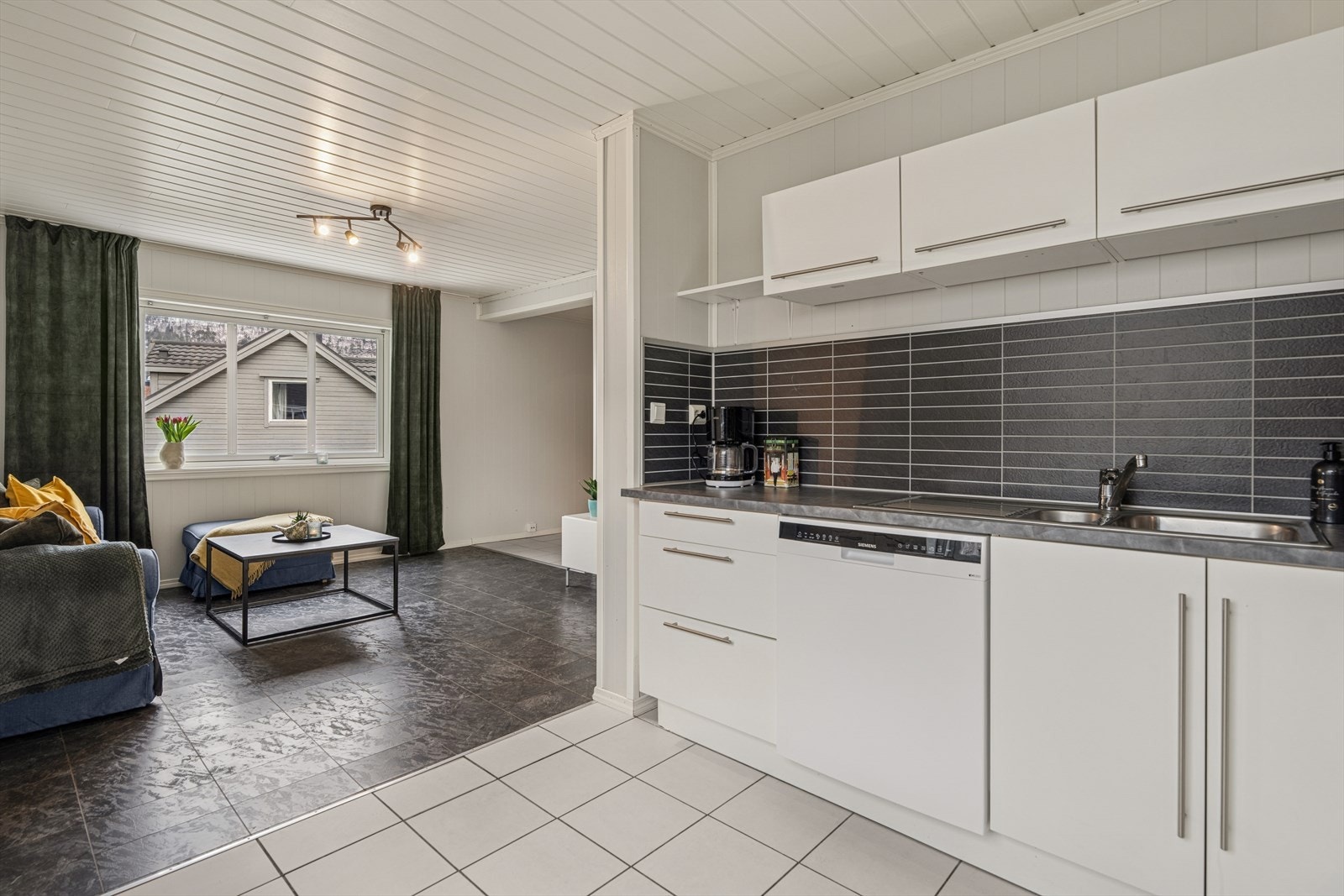 Kjøkkenet ligger i åpen forbindelse med stuen og gir en sosial og funksjonell sone. Galleribilde