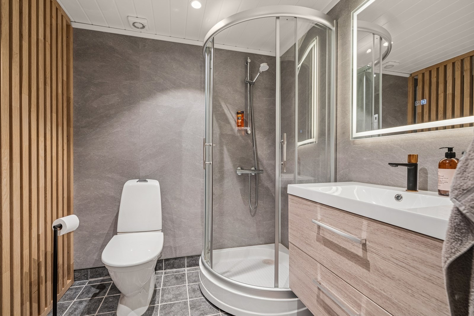 Nyoppusset bad fra 2025 med delikate materialer og moderne innredning. Galleribilde