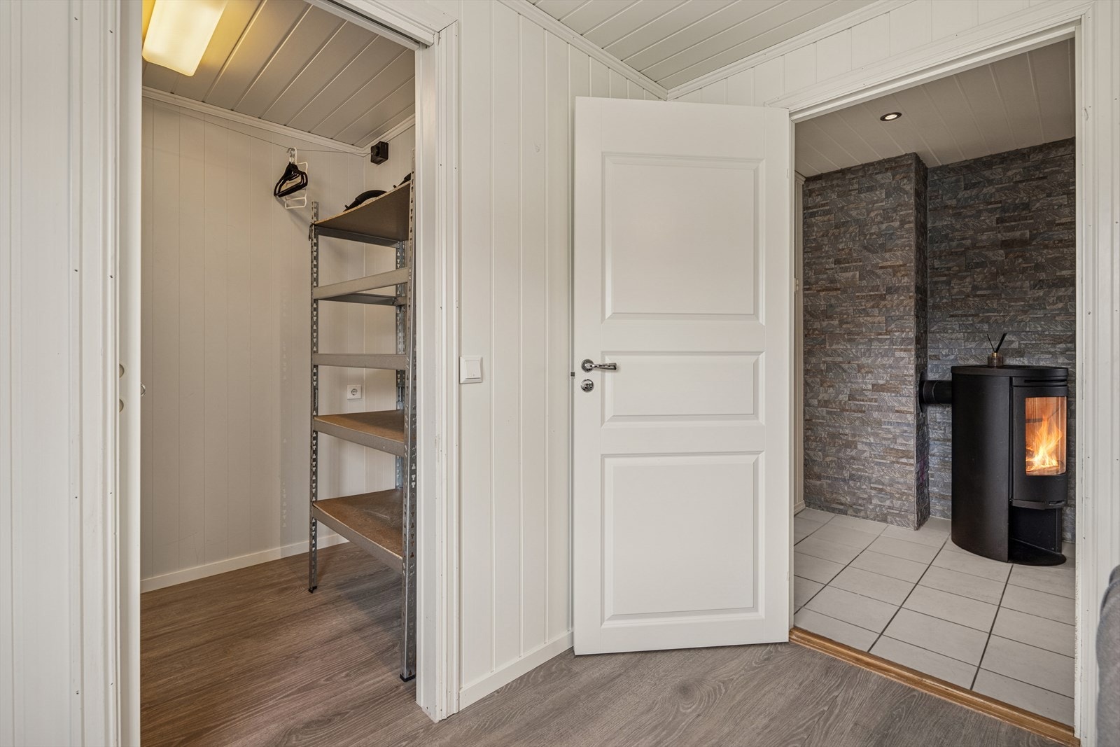 Walk-in-closet med god lagringskapasitet. Galleribilde