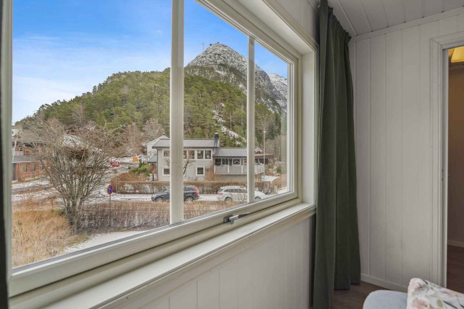 Utsikten fra soverommet mot vakre fjell. Galleribilde