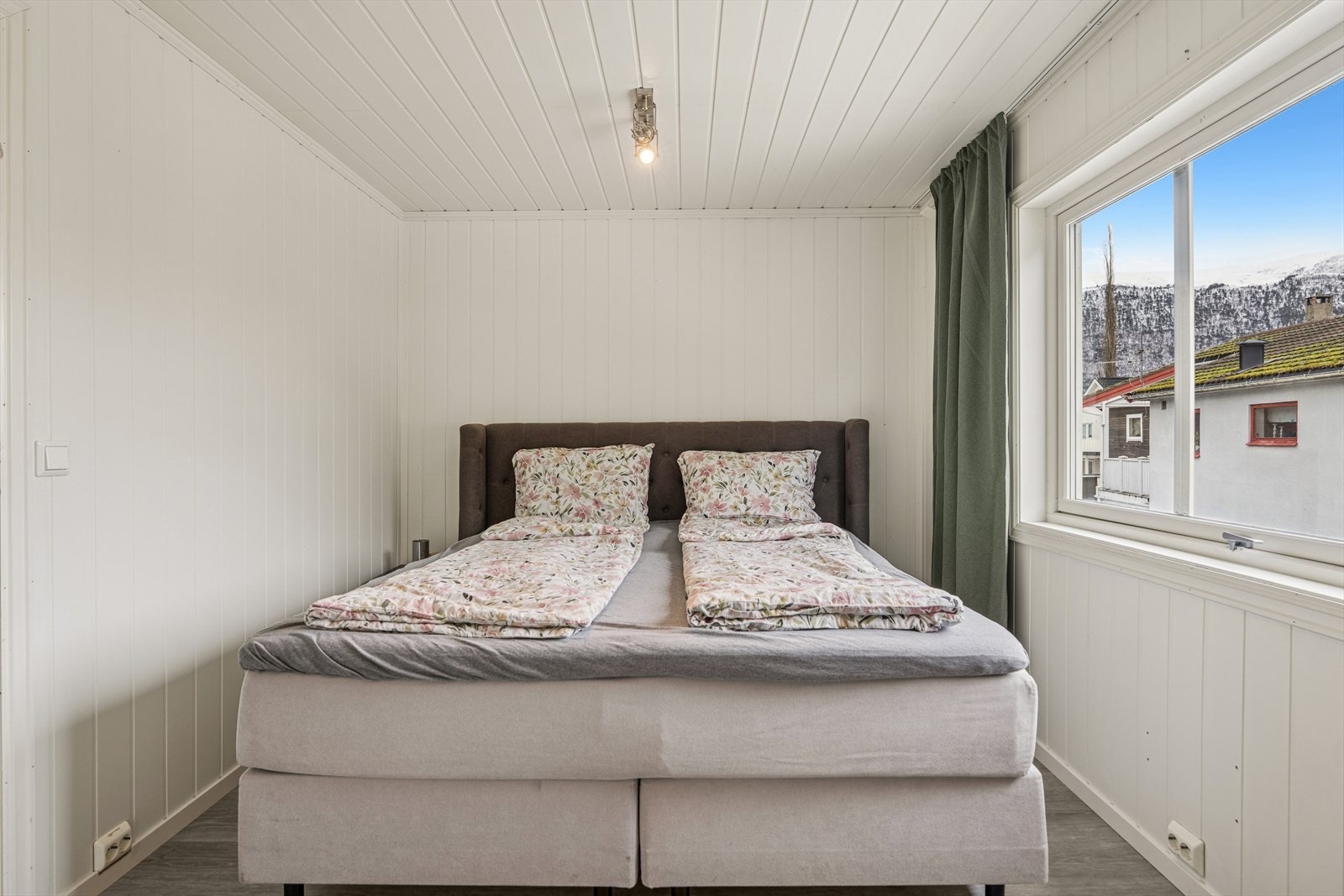 God plass til dobbeltseng og nattbord. Galleribilde