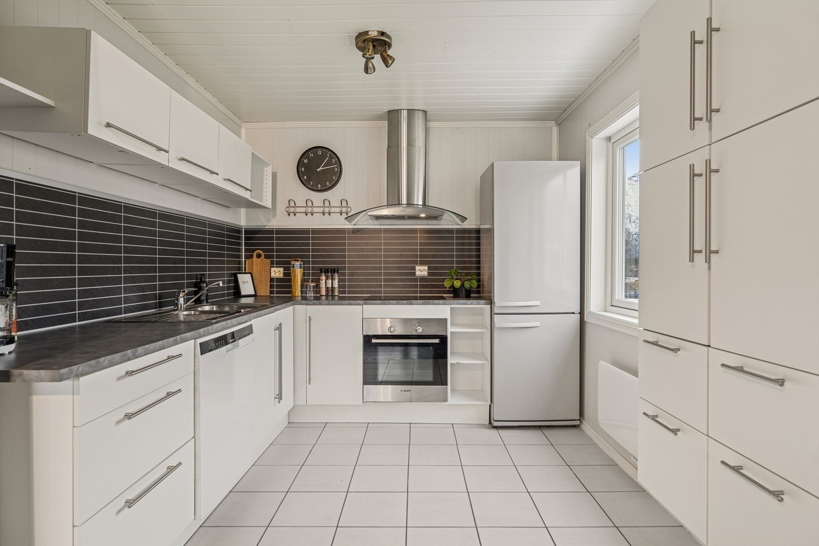 Moderne og stilrent kjøkken fra 2014 med tidløse materialvalg. Galleribilde