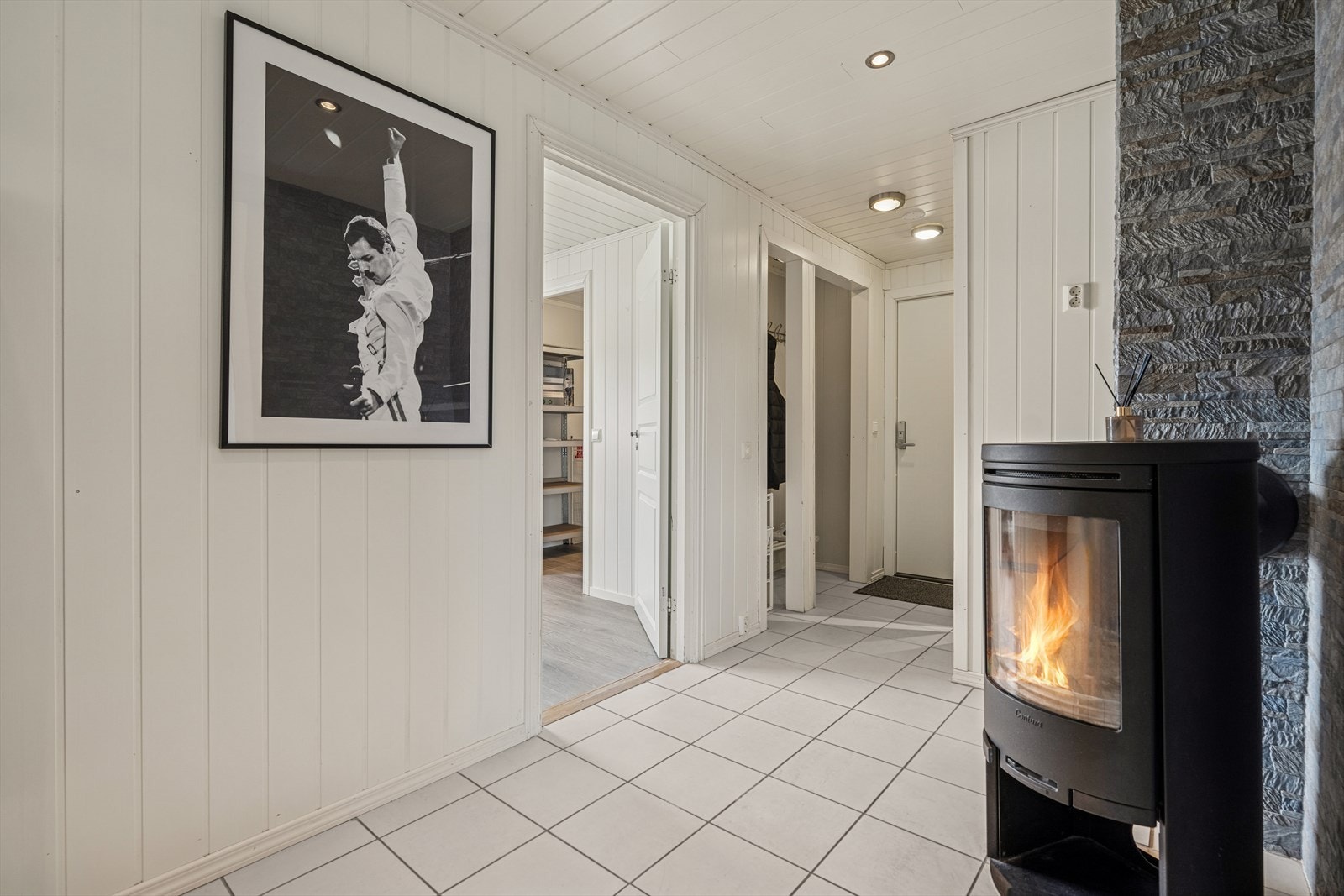 Gang med nisje for klær rett innenfor inngangdøren. Galleribilde