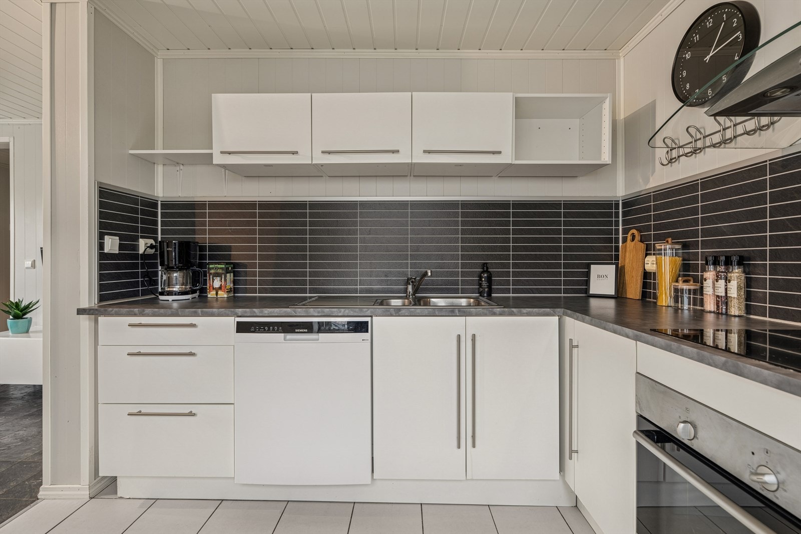 Praktisk kjøkkenløsning med gode arbeidsflater og integrerte hvitevarer. Galleribilde