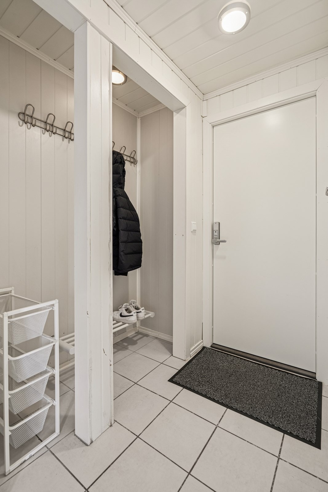 Innbydende gang med praktisk klesnisje og god plass til oppbevaring. Galleribilde