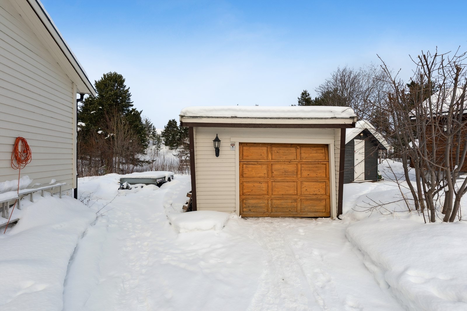 Parkering i garasje og på egen tomt. Galleribilde